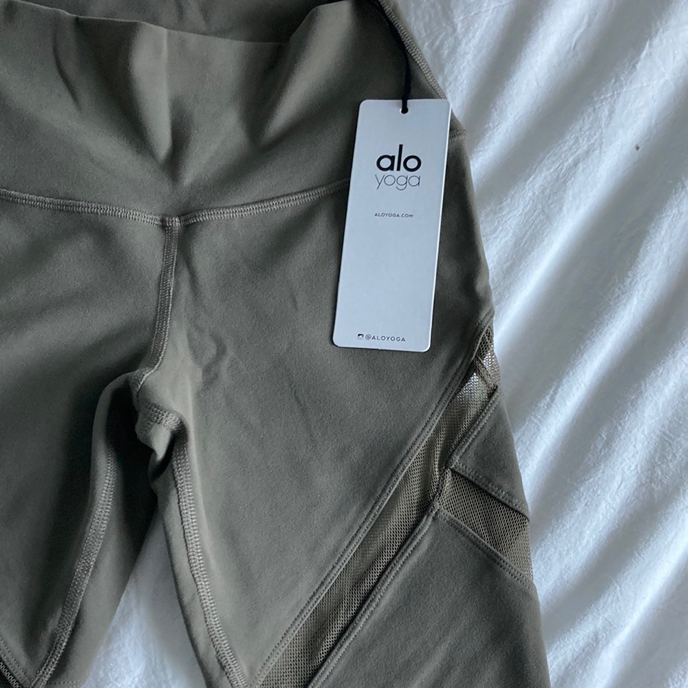 (NWT) Alo Yoga  High-waist Mesmerize Capri